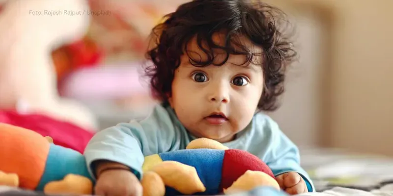 Como ajudar o bebê a engatinhar e andar