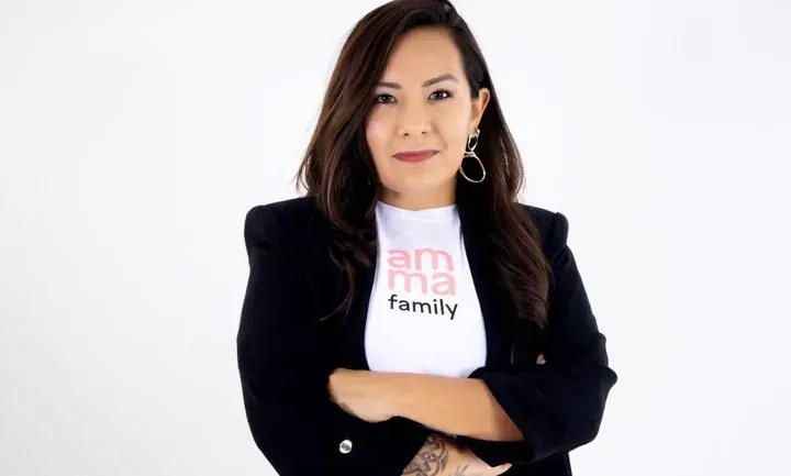 Diana Tlapale, directora ejecutiva para las Américas, con una playera de amma.family