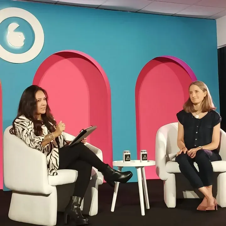 Diana Tlapale y Aude Rey en el escenario de Advertising Week